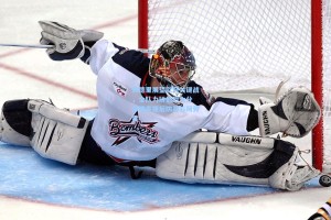 佩德里展望欧冠关键战，全队力拼最后六分 深情声援后防基石阿劳霍