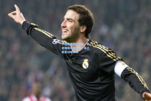 中超联赛激战正酣，争冠保级悬念迭起，本土新星闪耀赛场